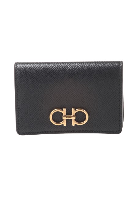 Shop SALVATORE FERRAGAMO  Cardholder: Salvatore Ferragamo Gancini credit card holder in grained calfskin.
Back flat pocket.
Gancini logo in golden finish on the front.
Dimensions: Height 7cm Length 11cm.
Composition: 100% calf leather.
Made in Italy.. 220371 GANCINI-005755317